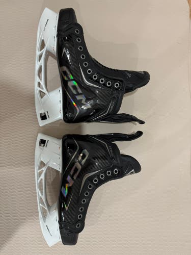 2025 CCM JetSpeed FT8 Pro Custom Black Hockey Skates Regular Width 7 (New)