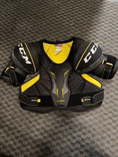 Men's Large Senior CCM Tacks Classic Shoulder Pads (Used)