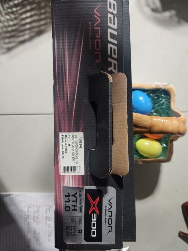 Black Bauer Vapor X350 Hockey Skates Regular Width 11 (Used)