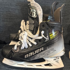 2023 Bauer Vapor Hyperlite 2 Hockey Skates Regular Width 9.5 (Used)