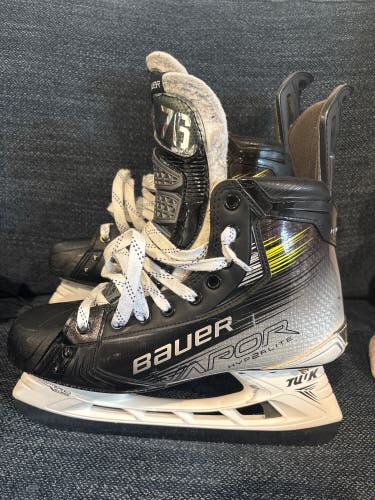 2023 Bauer Vapor Hyperlite 2 Hockey Skates Regular Width 9.5 (Used)