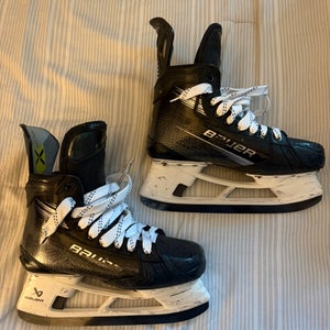 Black 2023 Bauer Vapor Hyperlite 2 Hockey Skates Pro Stock 7.5 (Used)