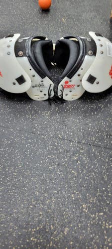 Used Schutt XXS JR BLOCKER FB Shoulder Pads None XXS 11497-S000155839