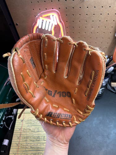 Regent XG/100 Baseball Glove RHT, 10" (Used)