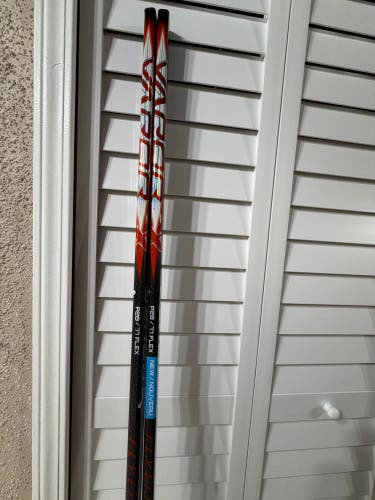 Senior Bauer Vapor Flylite Right Handed Hockey Stick P28 77 Flex (New)