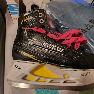 Black/Yellow Bauer Supreme Hockey Skates Regular Width Size 5 (Used)