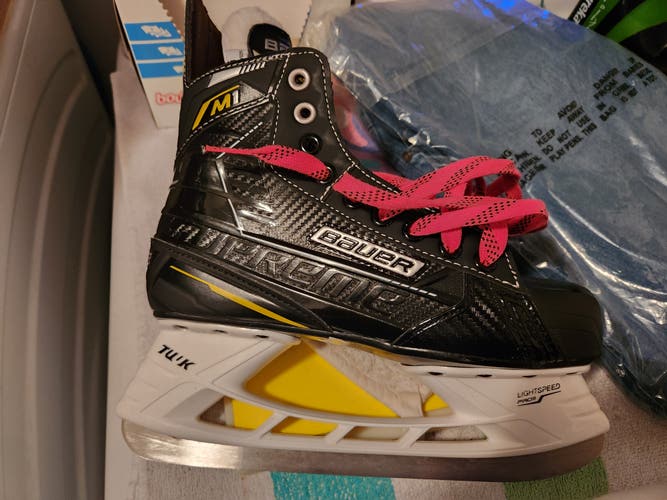 Black/Yellow Bauer Supreme Hockey Skates Regular Width Size 5 (Used)