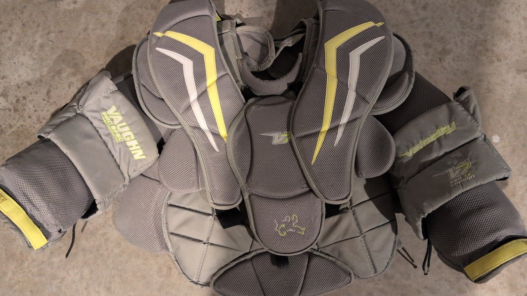 Medium Vaughn Velocity V7 XF Pro Carbon Goalie Chest Protector (Used)