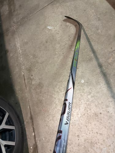 Senior Bauer Vapor Hyperlite 2 Right Handed Hockey Stick P92 87 Flex (Used)