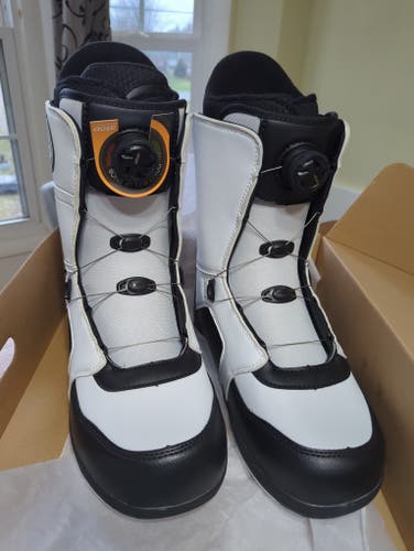 The Altitude “Revolution Dial” snowboard boot combines. Men's and Women's 7-14 White/Black.