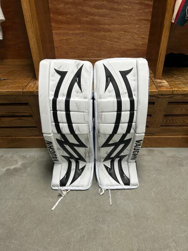 33" Vaughn V10 Pro Carbon Goalie Leg Pads (Used)