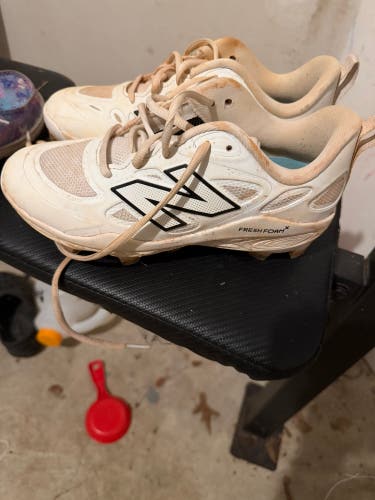 White Women's Size M 5.0 (W 6.0) New Balance Low Top Molded Cleats (Used)
