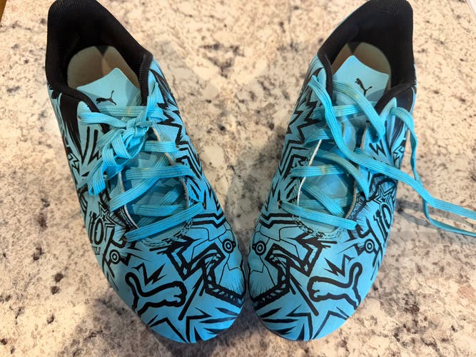 Blue Kids 5.5Y (Big Kids / Youth) Puma Cleats (Used)