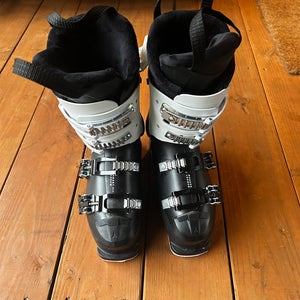 Mondo 23 & 23.5 Women's Atomic Hawx Ski Boots (Used)