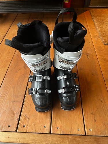 Mondo 23 & 23.5 Women's Atomic Hawx Ski Boots (Used)