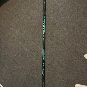 Senior Bauer Pulse Right Handed Hockey Stick P28 70 Flex (Used)