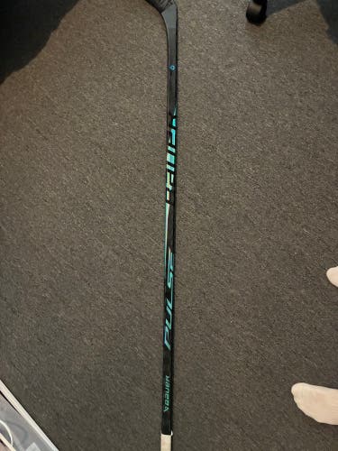 Senior Bauer Pulse Right Handed Hockey Stick P28 70 Flex (Used)