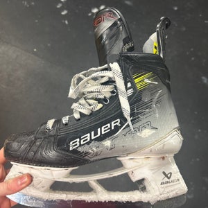 Black/Gray 2023 Bauer Vapor Hyperlite 2 Hockey Skates Narrow Width 7.5 (Used)