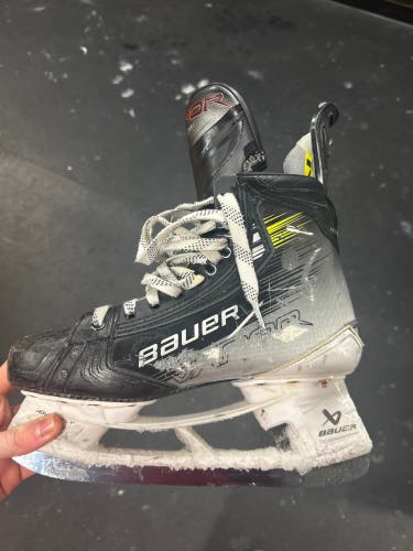 Black/Gray 2023 Bauer Vapor Hyperlite 2 Hockey Skates Narrow Width 7.5 (Used)