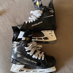 Black Bauer Supreme Ultrasonic Hockey Skates Regular Width Size 6.5 (Used)