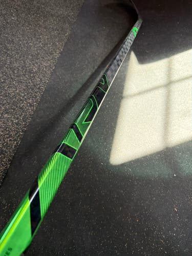 Senior Bauer Vapor ADV Right Handed Hockey Stick P92 77 Flex (New)