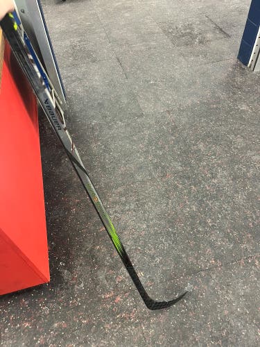 Junior Bauer HyperLite 2- Right Handed Hockey Stick P92 30 Flex (Used)