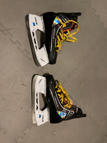 Black 2023 True HZRDUS 7x Hockey Skates Wide Width 8 (Used)
