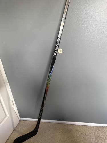 Senior Bauer Vapor Flylite Right Handed Hockey Stick P28 70 Flex (New)