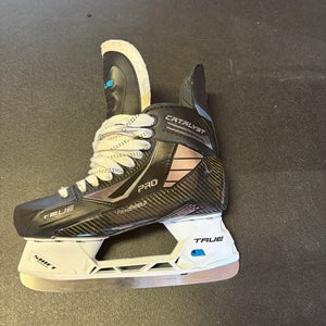 True Catalyst Pro Hockey Skates Regular Width Pro Stock 9 (Used)