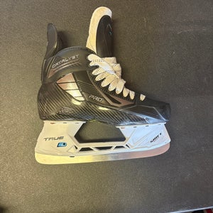 True Catalyst Pro Hockey Skates Regular Width Pro Stock 9 (Used)