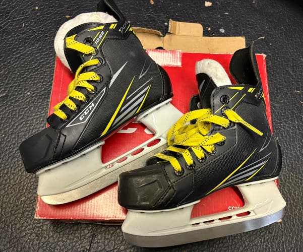 Junior Size 2.5 Black/Yellow CCM Tacks 1052 Hockey Skates Regular Width (New)