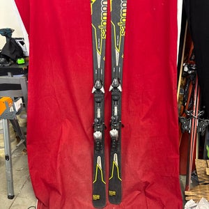 Skis: Salomon Enduro RXT 800 skis, 168cm. Bindings: Salomon, binding Range: 257-380mm. All mountain,