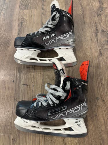 2021 Bauer Vapor X3.7 Hockey Skates Regular Width Size 4.5 (Used)