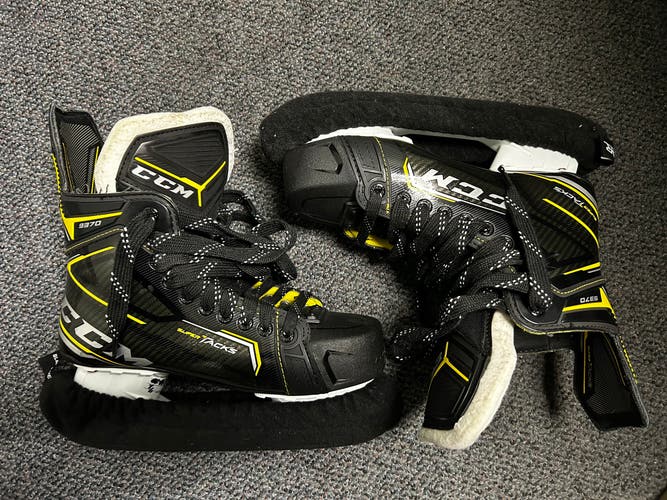 2020 CCM Super Tacks 9370 Hockey Skates Regular Width 8 (Used)