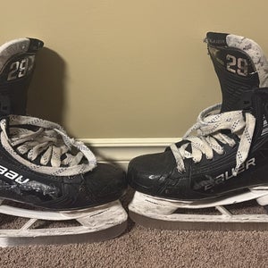 Black 2023 Bauer Vapor Hyperlite 2 Hockey Skates Pro Stock 8.5 (Used)