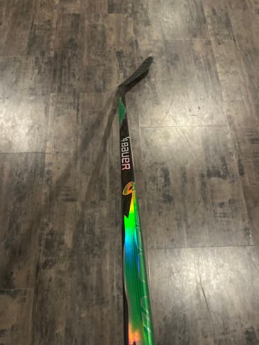 Intermediate Bauer Vapor Flylite Right Handed Hockey Stick P28 65 Flex (New)