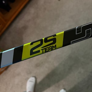 Senior Bauer Supreme 2S Team Right Handed Hockey Stick P28 87 Flex (Used)