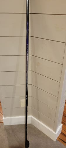 Junior Bauer Vapor Hyperlite 2 Left Hand Hockey Stick P28 50 Flex (Used)