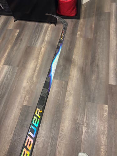 Senior Bauer Vapor Hyperlite 2 Right Handed Hockey Stick 77 Flex (Used)