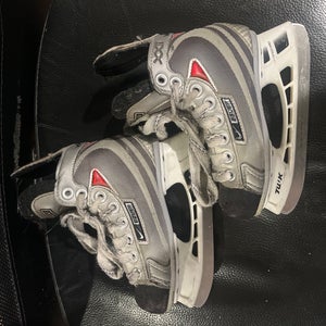 Black/Gray 2007 Bauer Vapor XXII Hockey Skates Regular Width 11.5 (Used)