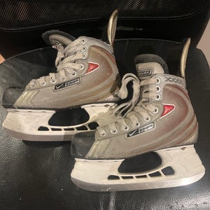 Black/Gray 2007 Bauer Vapor XXXX Hockey Skates Regular Width Size 2.5 (Used)