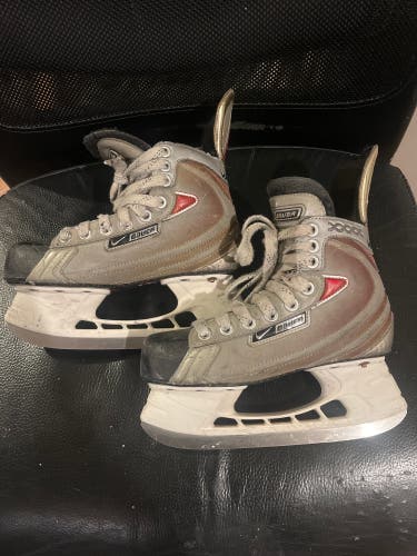 Black/Gray 2007 Bauer Vapor XXXX Hockey Skates Regular Width Size 2.5 (Used)