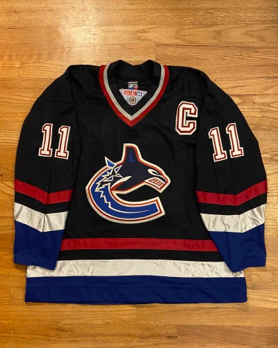 Vintage Vancouver Canucks Mark Messier hockey jersey