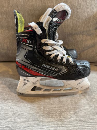 2019 Bauer Vapor X2.9 Hockey Skates Wide Width Size 1.5 (Used)