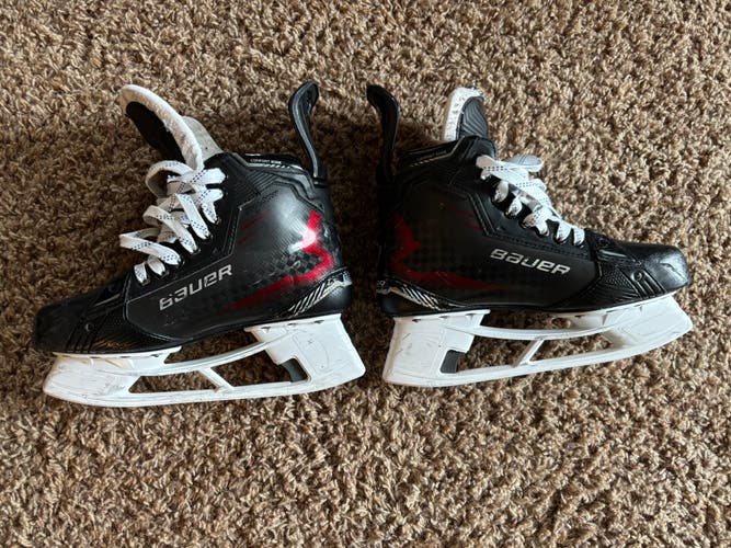 Black 2024 Bauer Supreme Shadow Hockey Skates Regular Width Pro Stock 8.5 (Used)