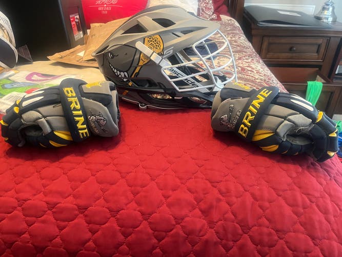 Cascade S starboard Helmet and gloves