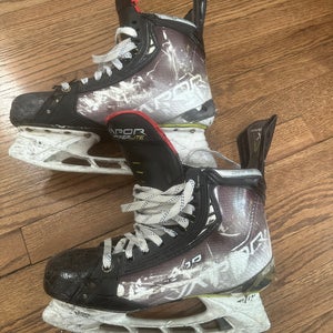 2021 Bauer Vapor Hyperlite Hockey Skates Regular Width Pro Stock 9 (Used)
