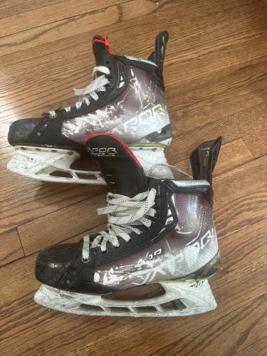 2021 Bauer Vapor Hyperlite Hockey Skates Regular Width Pro Stock 9 (Used)