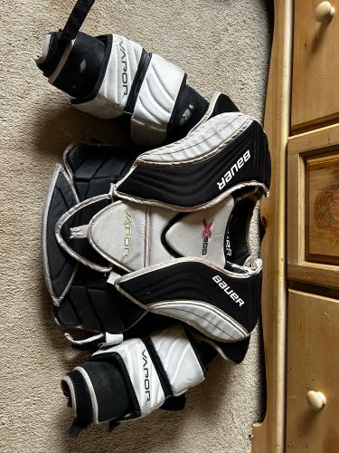 Small Bauer Vapor X900 Goalie Chest Protector (Used)