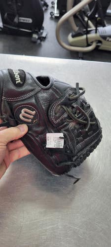 Used Wilson A500 11 BB/SB Glove RH Throw Black 11" 11497-S000155893